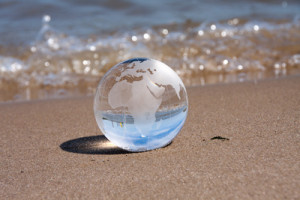 Klare Weltkugel am Strand